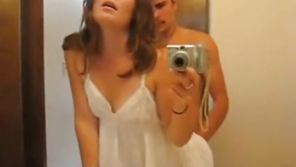 Die umwerfende Blondine Cristi Ann genießt es, Dreiersex mit einem perversen Paar zu haben pornofilme frei
