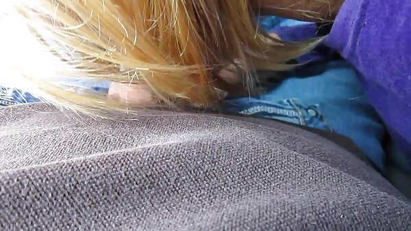 Ein paar geile Lesben mit blonden Haaren teilen sich einen großen kostenlose pronos Dildo