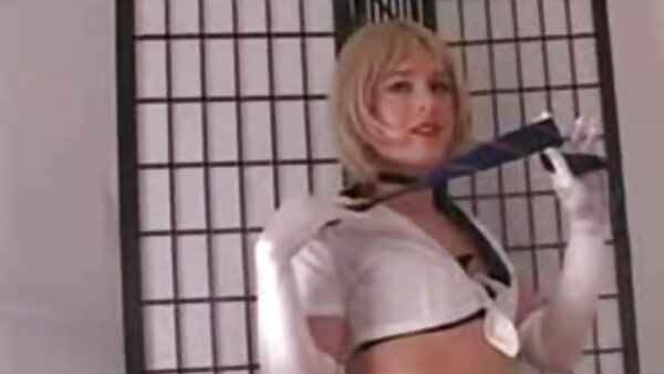 Die schöne Brünette Henessy strippt sexfilme hd und massiert ihre Muschi
