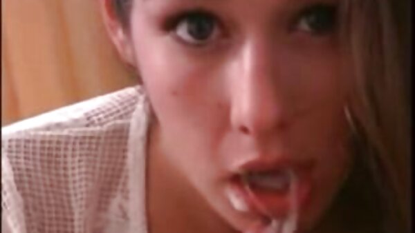 Mollige Hausfrau spielt vor sexfilme kostenlos ansehen der Kamera mit ihrem Muffin